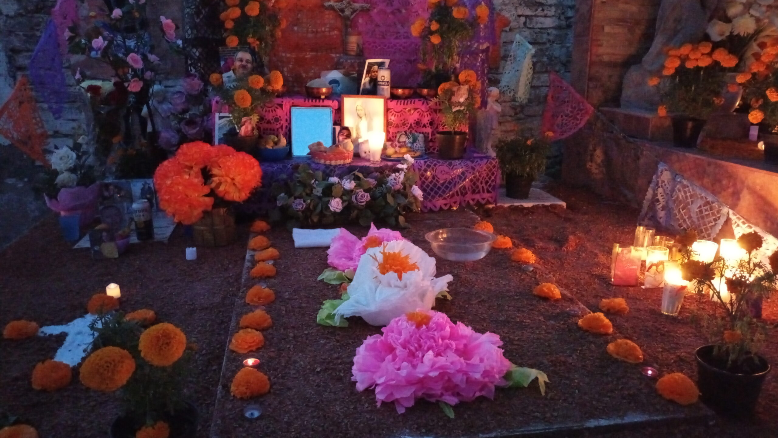 Jocotepec residents fill the cemetery to visit their loved ones