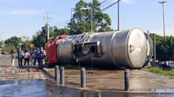 Truck loses brakes, overturns at Ajijic’s Walmart intersection