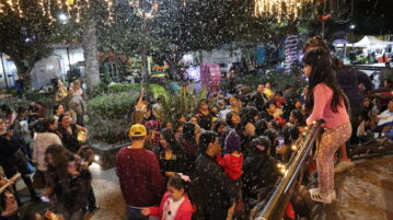 “Snow” arrives for Ajijic Christmas posada