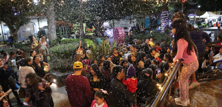 “Snow” arrives for Ajijic Christmas posada