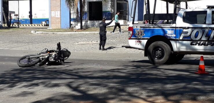 Motorcyclist crashes in Ajijic on the carretera