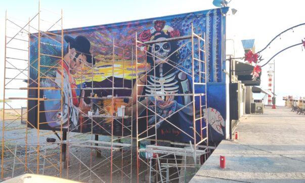 Striking new mural unveiled on “Q” restaurant at Ajijic pier