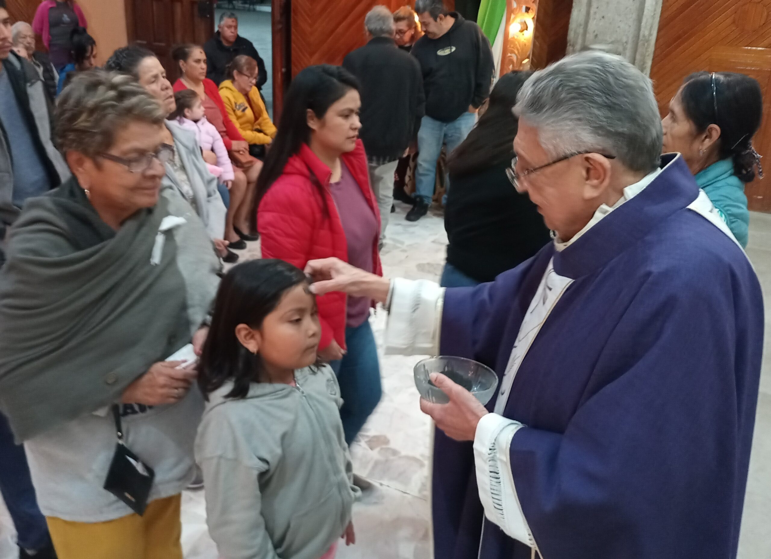 Parish faithful receive ashes in Jocotepec’s Señor del Monte church