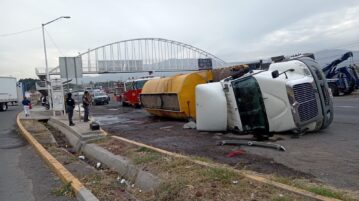 Water truck overturns on Chapala-Guadalajara highway