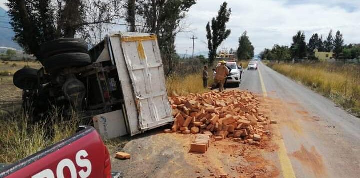 Truck accident spills bricks near El Molino