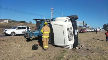 Accident causes mobile crane to overturn on Guadalajara-Chapala highway