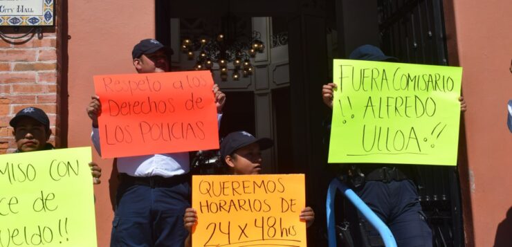 Police officers symbolically close Chapala City Hall to stress demands