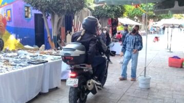 Local merchants angered by cars on Callejón del Arte walkway