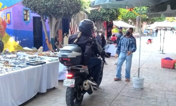 Local merchants angered by cars on Callejón del Arte walkway