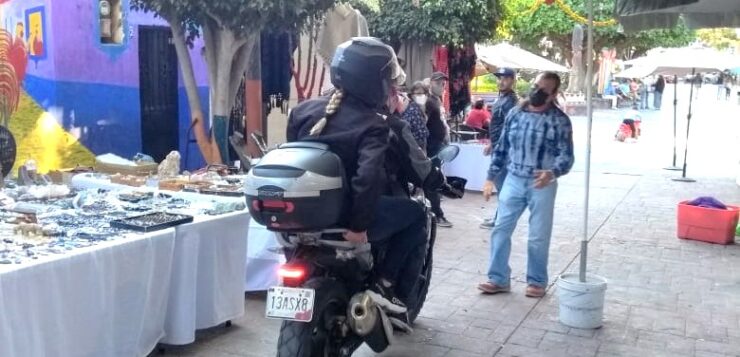 Local merchants angered by cars on Callejón del Arte walkway