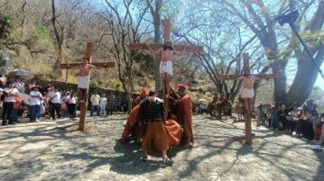 Dramatic Passion Play draws faithful in Chapala as 100 follow the cross