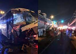 22 injured when van collides with tanker in El Salto