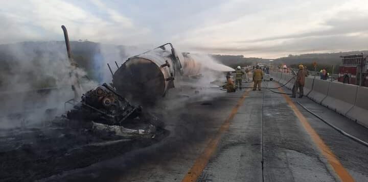 Double-trailer fuel truck catches fire on Macrolibramiento