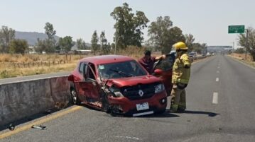 Two car accident injures one, partially closes libramento