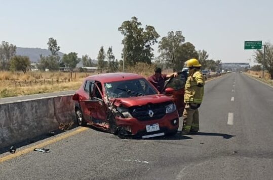 Two car accident injures one, partially closes libramento