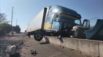 Tractor-trailer takes out retaining wall in Atequiza