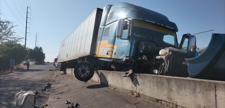 Tractor-trailer takes out retaining wall in Atequiza