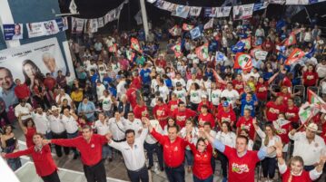 Alejandro Aguirre welcomes the PRI supporters of Chapala