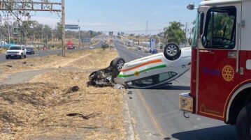 Airport cab overturns on highway to Chapala