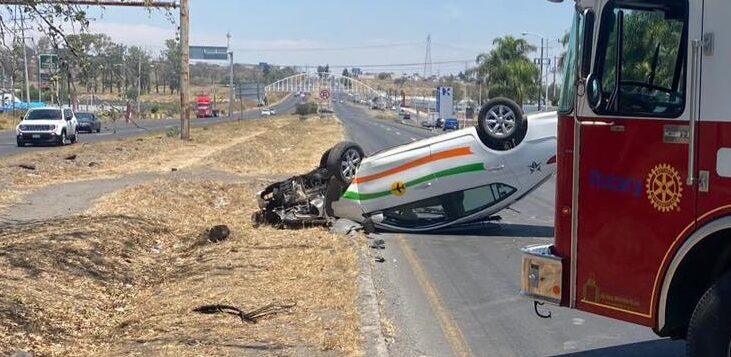 Airport cab overturns on highway to Chapala